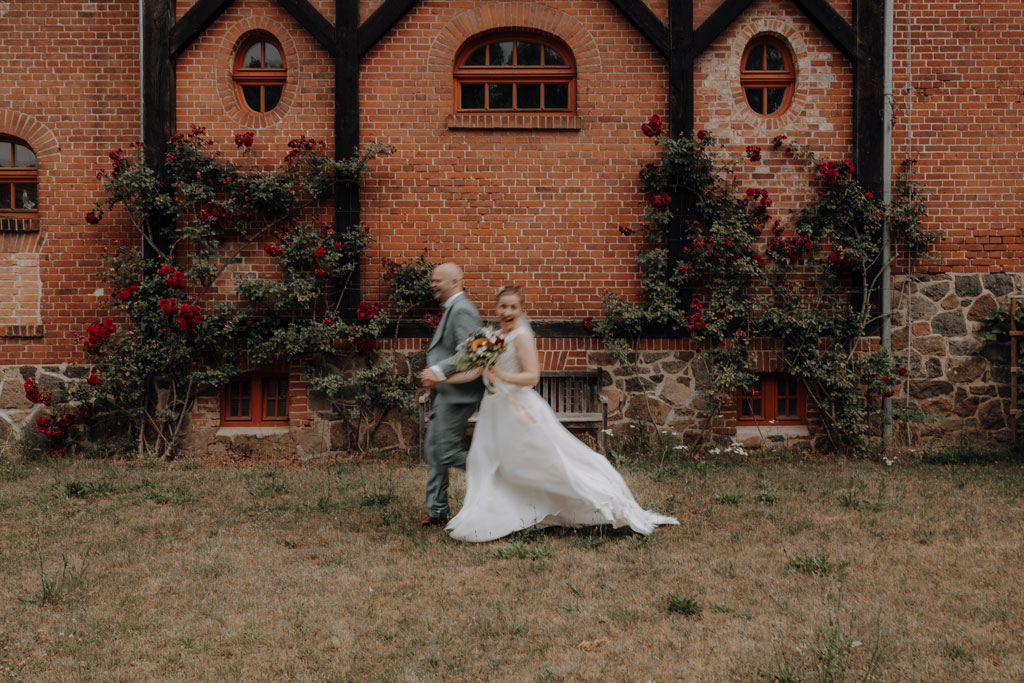 Hochzeitsfotos und hochzeitsfotograf ins Schlosspark krumke in Osterburg. Rosengarten und Blumengarten und ein toller park zum fotografieren . perfekt für schöne Hochzeitsfotos und Paarfotos.