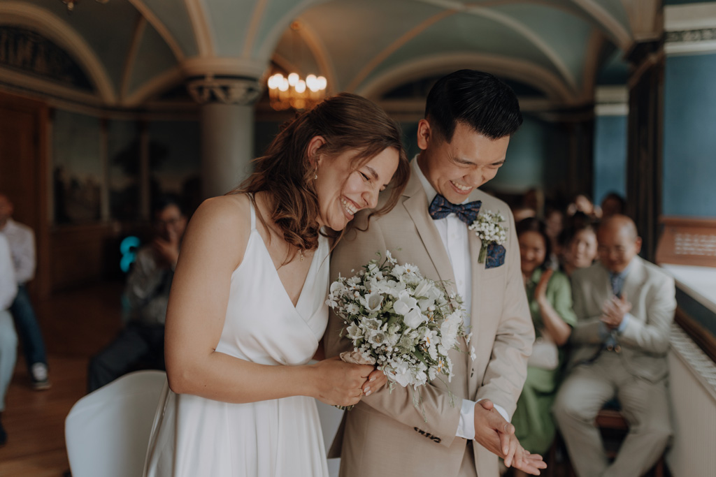 Ein gesamtes Wochenende in der Wasserburg Turow 14 eine weekend wedding also das ganze Wochenende inklusive standesamtlicher trauung und freue trauung im Wald. in der Wasserburg Turow in Mecklenburg Vorpommern. bei Greifswald. eine Hochzeit wie in Italien. Italien Vibes. als Hochzeitsfotografin aus berlin bin ich angereist und blieb das ganze Wochenende und begleitete das Ehepaar das ganze Wochenende mit meiner Kamera.