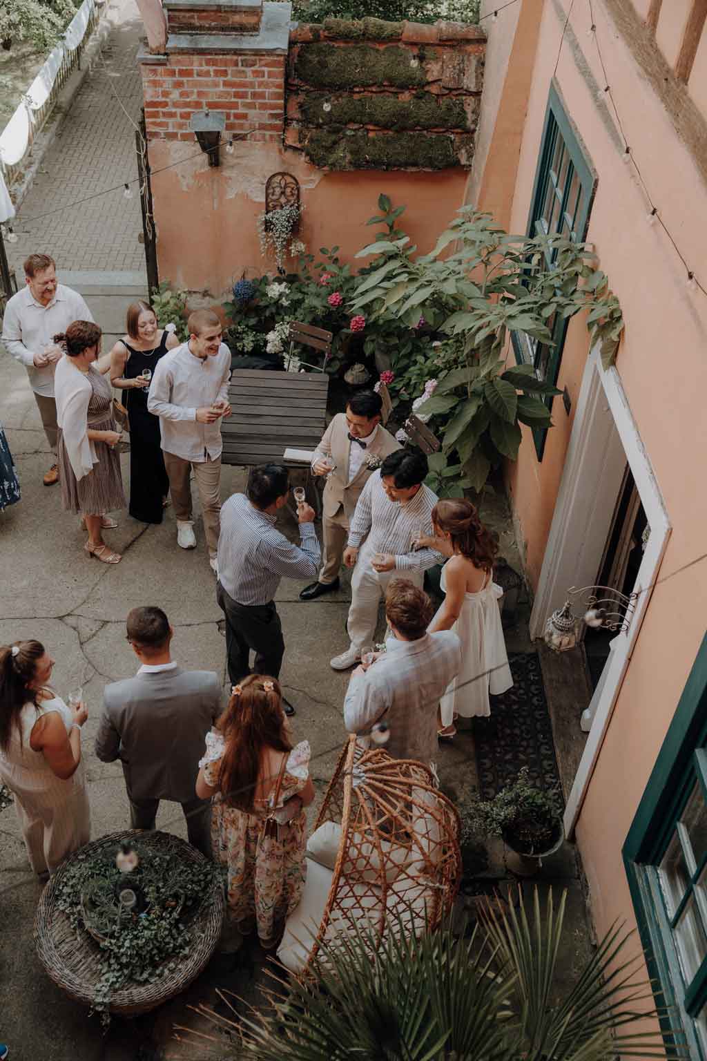 Ein gesamtes Wochenende in der Wasserburg Turow 10 eine weekend wedding also das ganze Wochenende inklusive standesamtlicher trauung und freue trauung im Wald. in der Wasserburg Turow in Mecklenburg Vorpommern. bei Greifswald. eine Hochzeit wie in Italien. Italien Vibes. als Hochzeitsfotografin aus berlin bin ich angereist und blieb das ganze Wochenende und begleitete das Ehepaar das ganze Wochenende mit meiner Kamera.