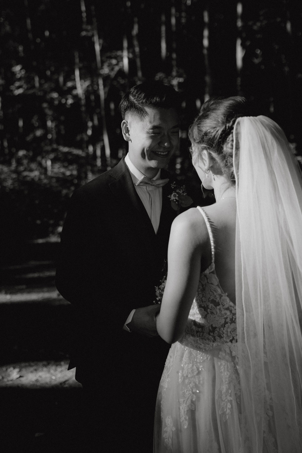 Ein gesamtes Wochenende in der Wasserburg Turow 12 eine weekend wedding also das ganze Wochenende inklusive standesamtlicher trauung und freue trauung im Wald. in der Wasserburg Turow in Mecklenburg Vorpommern. bei Greifswald. eine Hochzeit wie in Italien. Italien Vibes. als Hochzeitsfotografin aus berlin bin ich angereist und blieb das ganze Wochenende und begleitete das Ehepaar das ganze Wochenende mit meiner Kamera.
