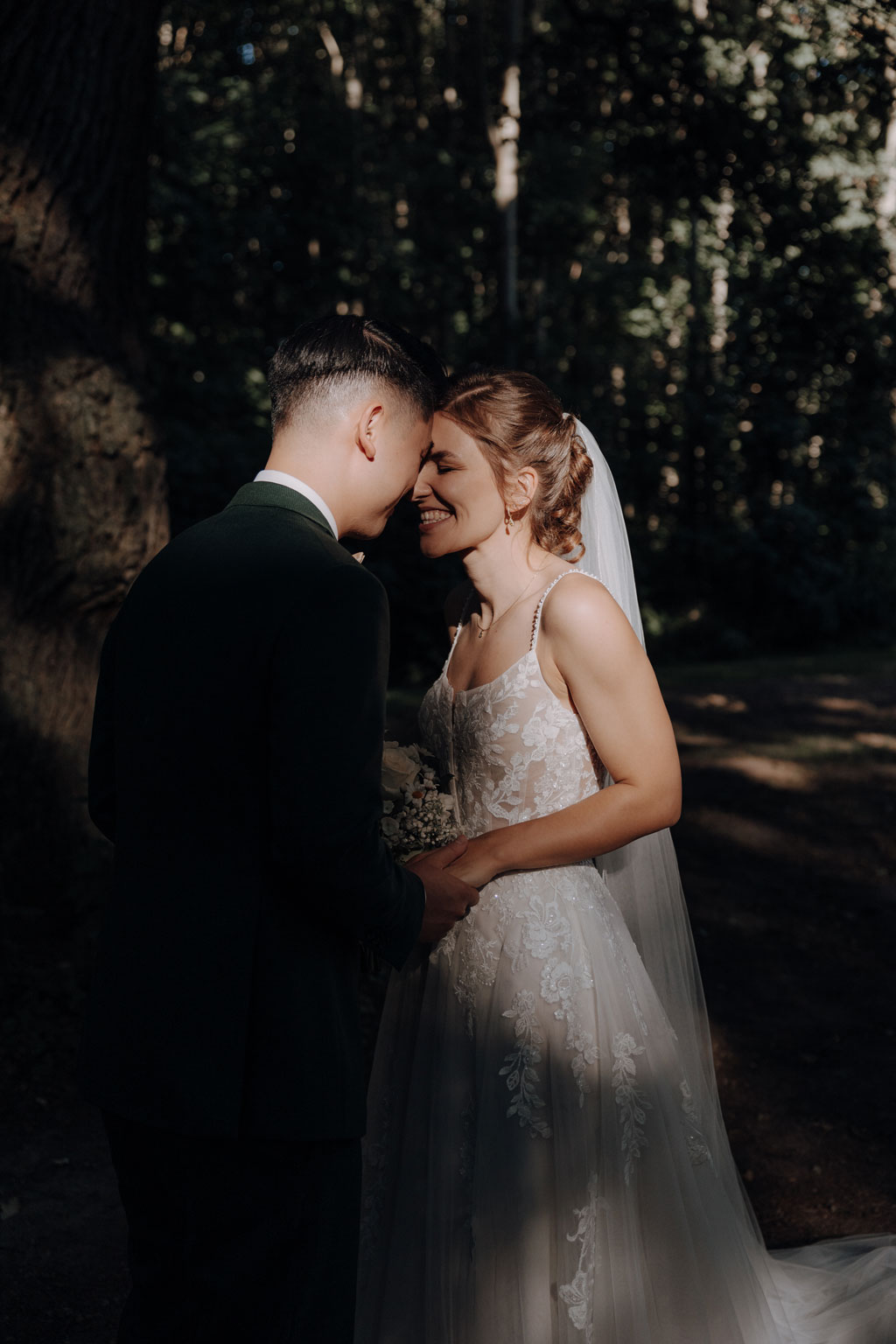 Ein gesamtes Wochenende in der Wasserburg Turow 2 eine weekend wedding also das ganze Wochenende inklusive standesamtlicher trauung und freue trauung im Wald. in der Wasserburg Turow in Mecklenburg Vorpommern. bei Greifswald. eine Hochzeit wie in Italien. Italien Vibes. als Hochzeitsfotografin aus berlin bin ich angereist und blieb das ganze Wochenende und begleitete das Ehepaar das ganze Wochenende mit meiner Kamera.