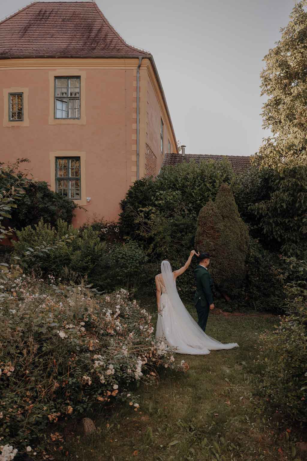 Ein gesamtes Wochenende in der Wasserburg Turow 11 eine weekend wedding also das ganze Wochenende inklusive standesamtlicher trauung und freue trauung im Wald. in der Wasserburg Turow in Mecklenburg Vorpommern. bei Greifswald. eine Hochzeit wie in Italien. Italien Vibes. als Hochzeitsfotografin aus berlin bin ich angereist und blieb das ganze Wochenende und begleitete das Ehepaar das ganze Wochenende mit meiner Kamera.