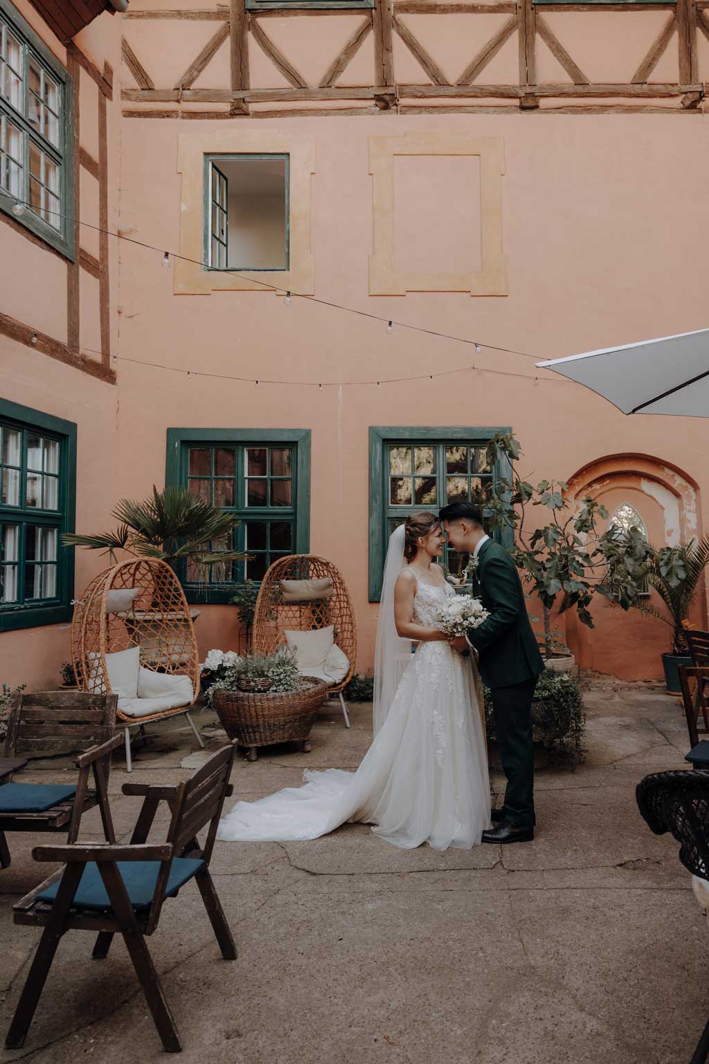 Ein gesamtes Wochenende in der Wasserburg Turow 8 eine weekend wedding also das ganze Wochenende inklusive standesamtlicher trauung und freue trauung im Wald. in der Wasserburg Turow in Mecklenburg Vorpommern. bei Greifswald. eine Hochzeit wie in Italien. Italien Vibes. als Hochzeitsfotografin aus berlin bin ich angereist und blieb das ganze Wochenende und begleitete das Ehepaar das ganze Wochenende mit meiner Kamera.
