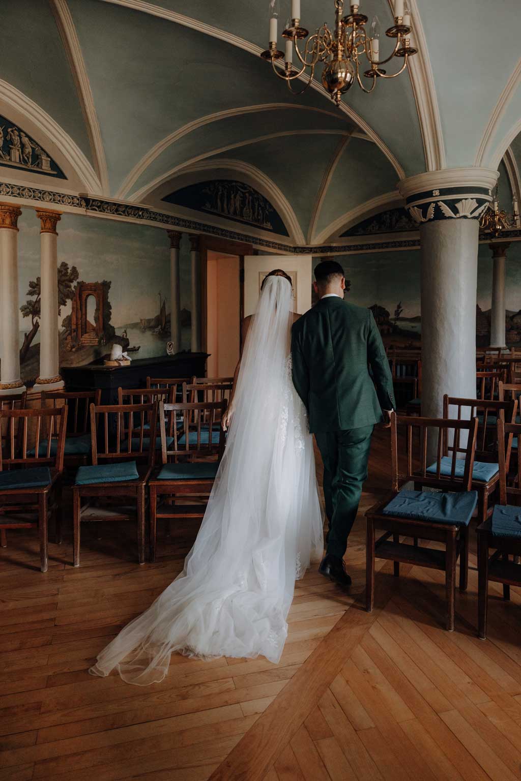 Ein gesamtes Wochenende in der Wasserburg Turow 3 eine weekend wedding also das ganze Wochenende inklusive standesamtlicher trauung und freue trauung im Wald. in der Wasserburg Turow in Mecklenburg Vorpommern. bei Greifswald. eine Hochzeit wie in Italien. Italien Vibes. als Hochzeitsfotografin aus berlin bin ich angereist und blieb das ganze Wochenende und begleitete das Ehepaar das ganze Wochenende mit meiner Kamera.