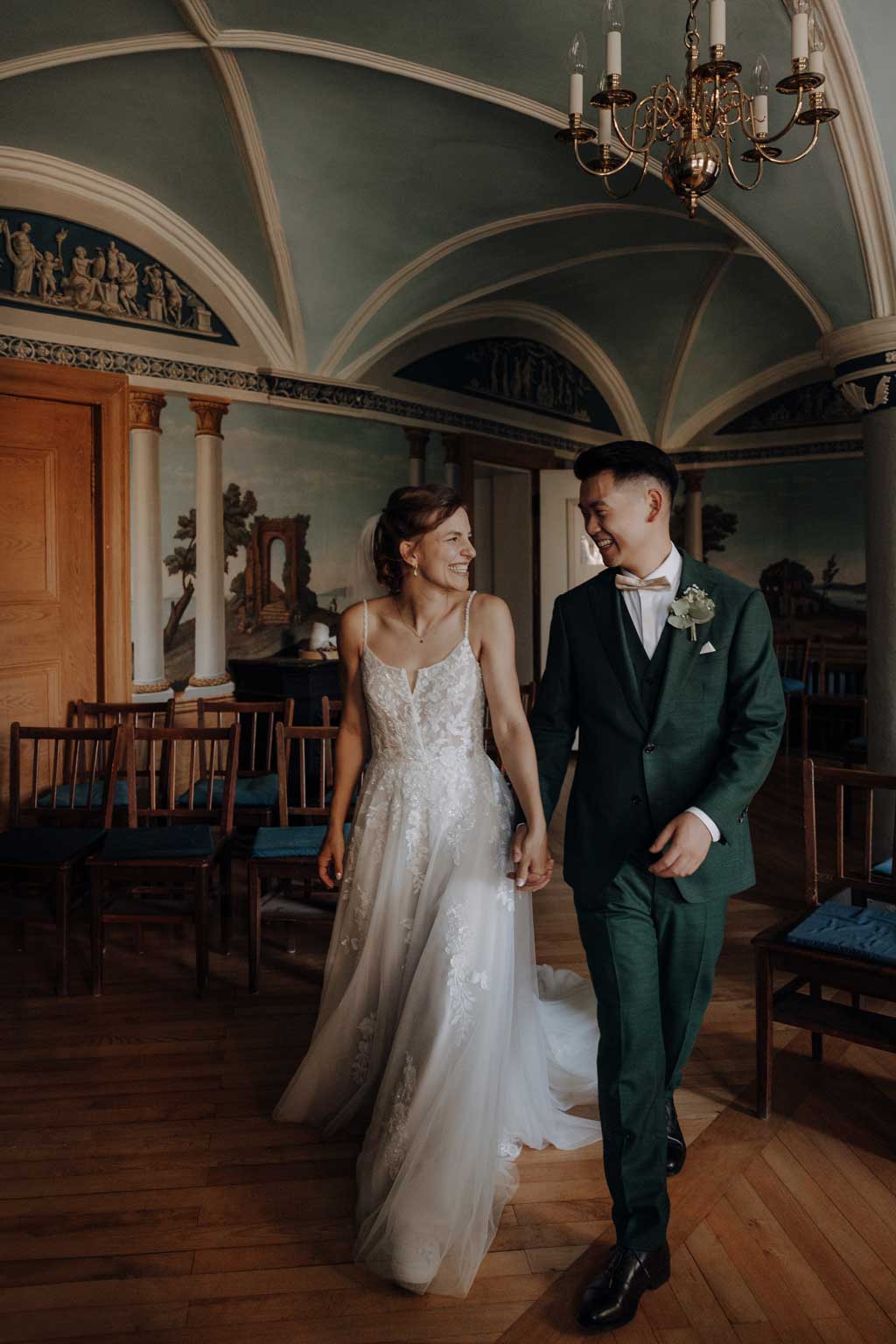 Ein gesamtes Wochenende in der Wasserburg Turow 1 eine weekend wedding also das ganze Wochenende inklusive standesamtlicher trauung und freue trauung im Wald. in der Wasserburg Turow in Mecklenburg Vorpommern. bei Greifswald. eine Hochzeit wie in Italien. Italien Vibes. als Hochzeitsfotografin aus berlin bin ich angereist und blieb das ganze Wochenende und begleitete das Ehepaar das ganze Wochenende mit meiner Kamera.