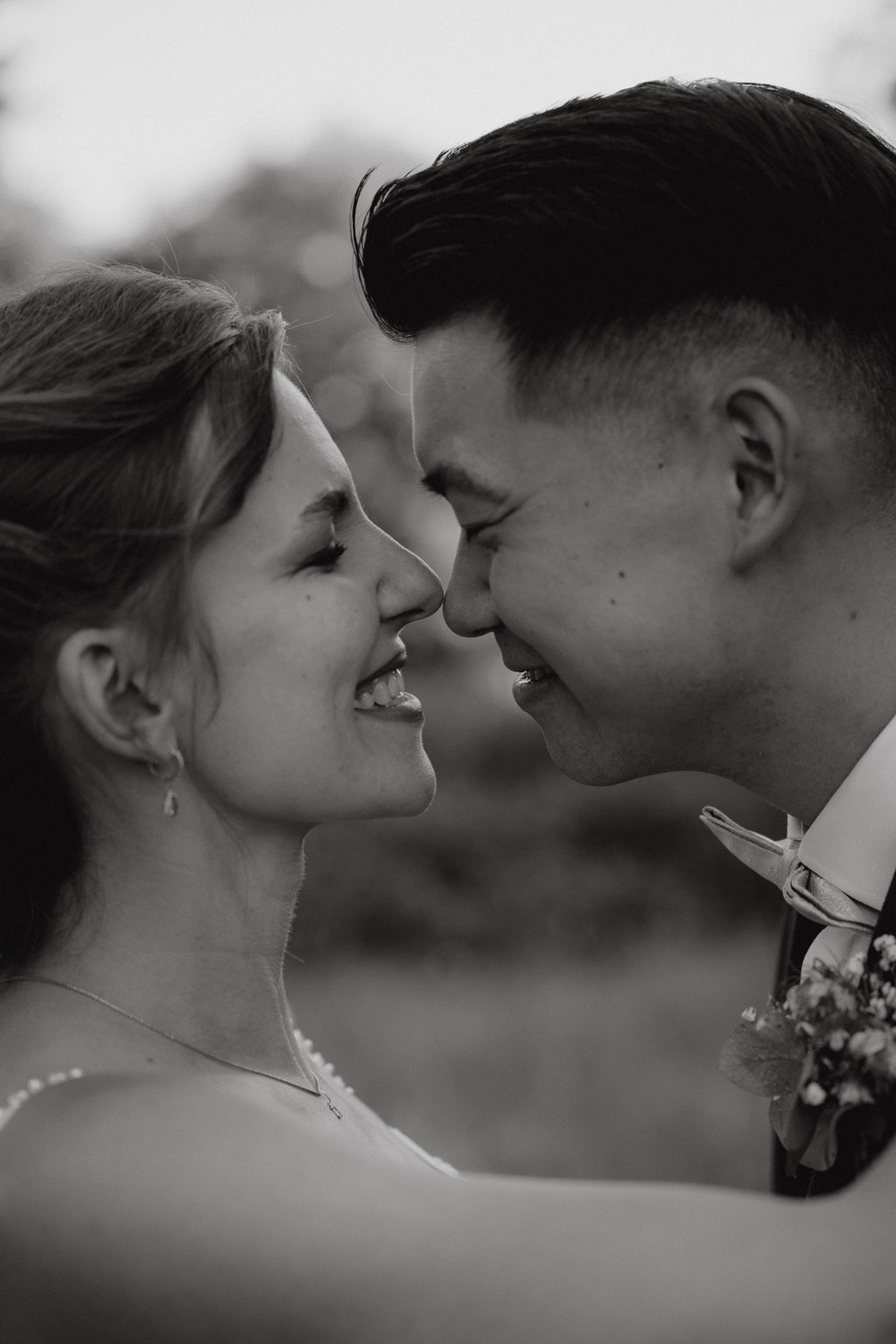 Ein gesamtes Wochenende in der Wasserburg Turow 7 eine weekend wedding also das ganze Wochenende inklusive standesamtlicher trauung und freue trauung im Wald. in der Wasserburg Turow in Mecklenburg Vorpommern. bei Greifswald. eine Hochzeit wie in Italien. Italien Vibes. als Hochzeitsfotografin aus berlin bin ich angereist und blieb das ganze Wochenende und begleitete das Ehepaar das ganze Wochenende mit meiner Kamera.